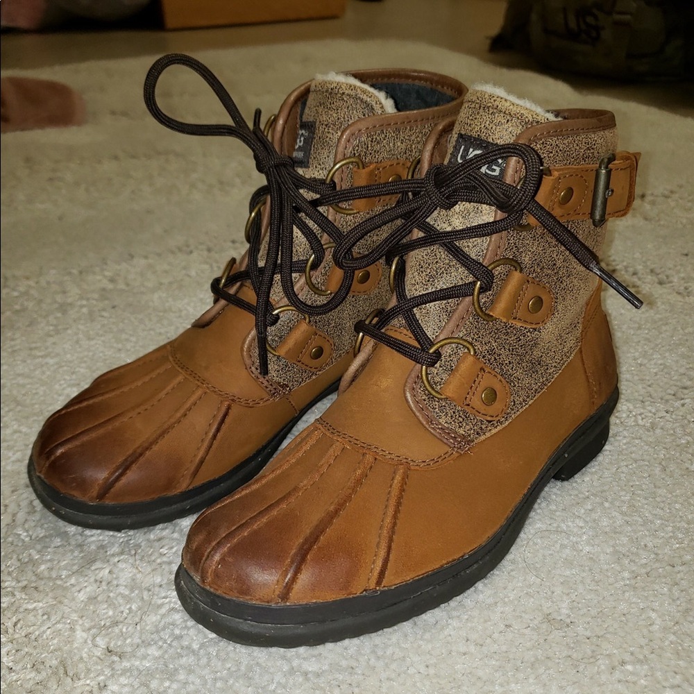 Hello!! I’m selling my never worn Uggs for $110